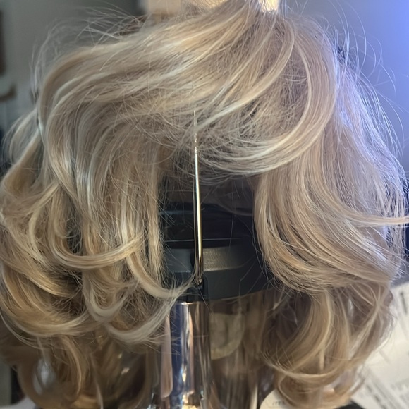 New ash blonde wig with tags. Never been worn. - Picture 4 of 6